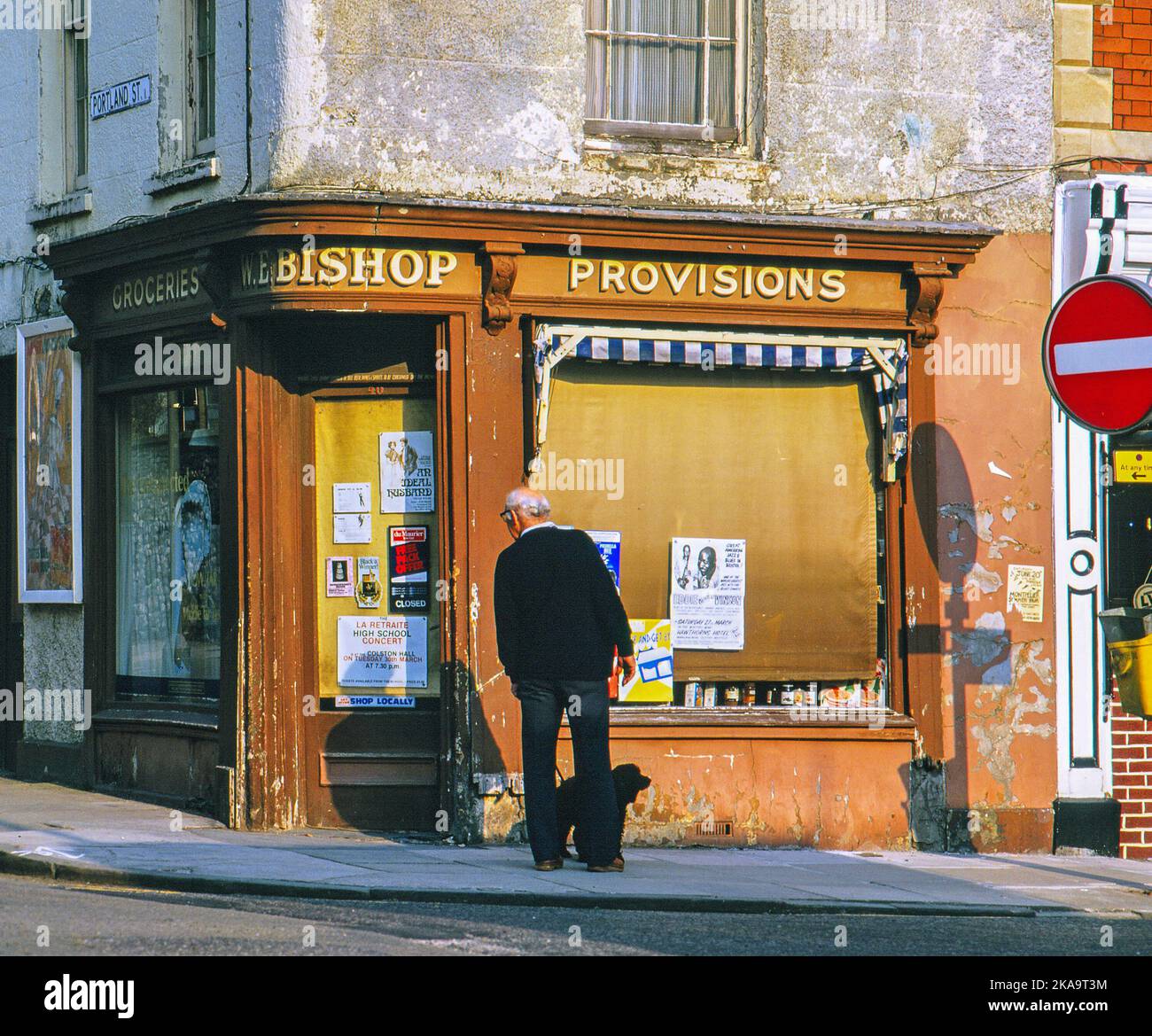 Clifton Village, Bristol, England am 16.. Juli 1982: Clifton Village ist einer der schönsten Vororte von Bristol. Altes Lebensmittelgeschäft auf der Portland Street Stockfoto