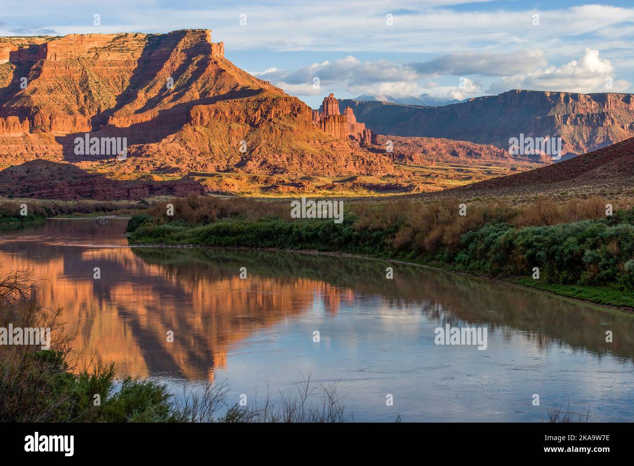 Waring Mesa, die Fisher Towers, der Colorado River, Fisher Mesa und die La Sal Mountains bei Sonnenuntergang in der Nähe von Moab, Utah. Stockfoto