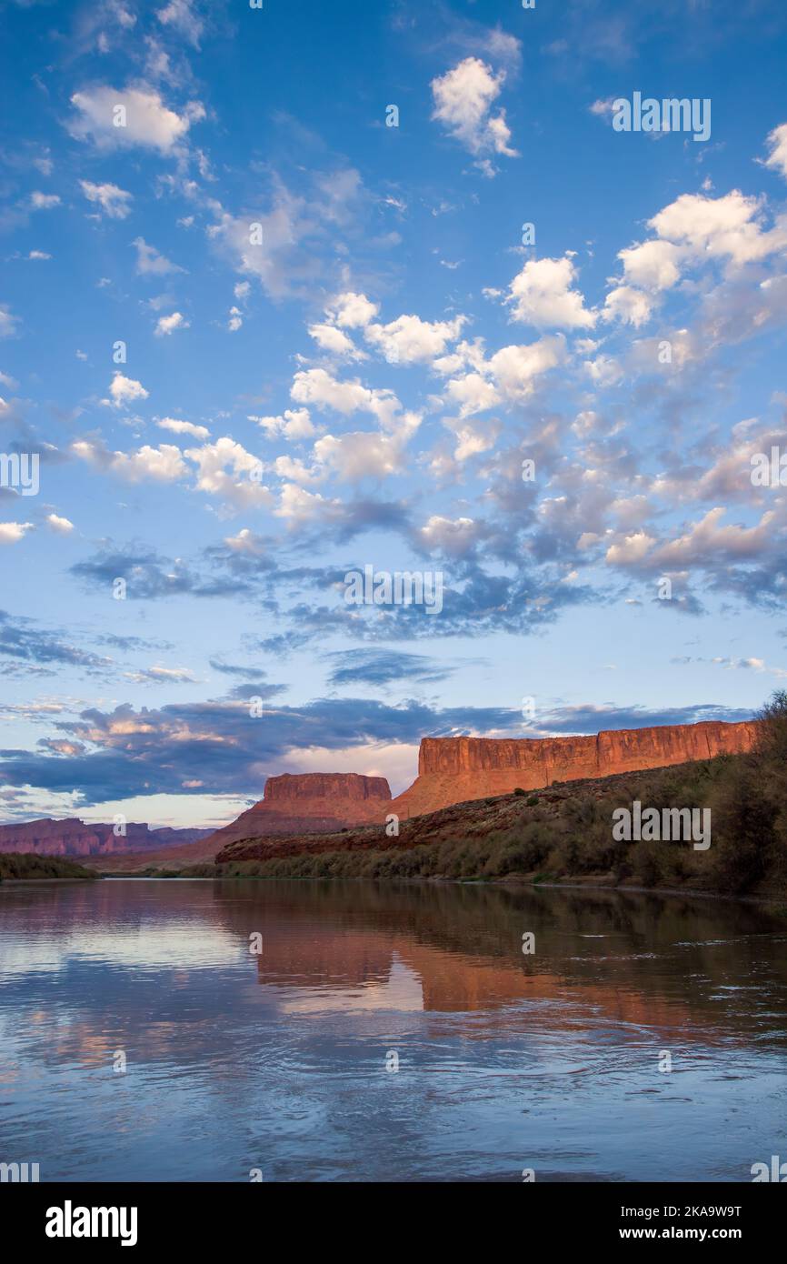 Fisher Towers & Waring Mesa spiegeln sich in White's Lake am Colorado River wider, von der Red Cliffs Ranch bei Sonnenuntergang. Moab, Utah. Stockfoto