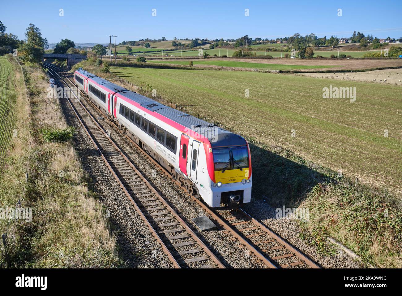 Transport für Wales Eisenbahnverbindung von Cardiff nach Manchester, durch die Landschaft von Shropshire in der Nähe von Shrewsbury Stockfoto