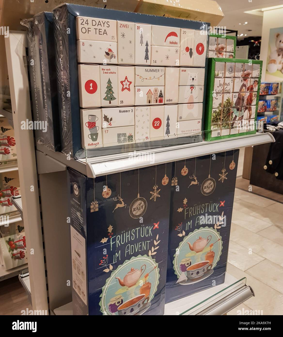Berlin, Deutschland, Oktober 2019: Große bunte Kisten mit Adventskalender mit verschiedenen Teesorten. Verkauft in einem Regal im Laden. Weihnachten, Verkauf. Stockfoto