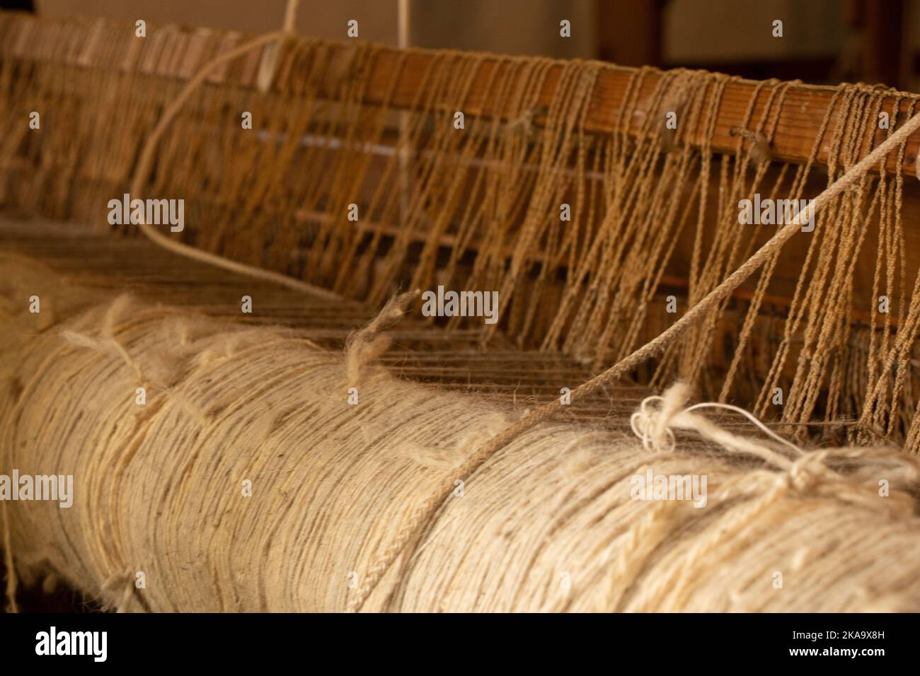 Alte Holzwebstuhl in einem ländlichen Haus in der Ukraine, Spindel Stockfoto