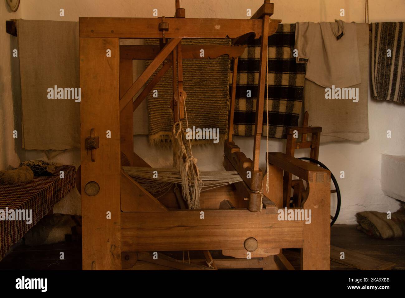 Alte Holzwebstuhl in einem ländlichen Haus in der Ukraine, Spindel Stockfoto