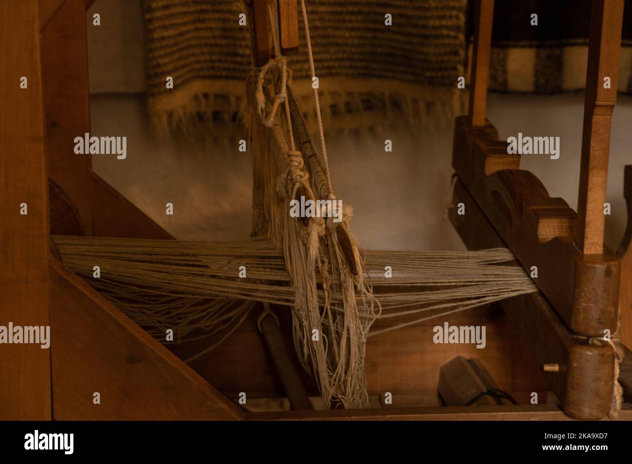 Alte Holzwebstuhl in einem ländlichen Haus in der Ukraine, Spindel Stockfoto