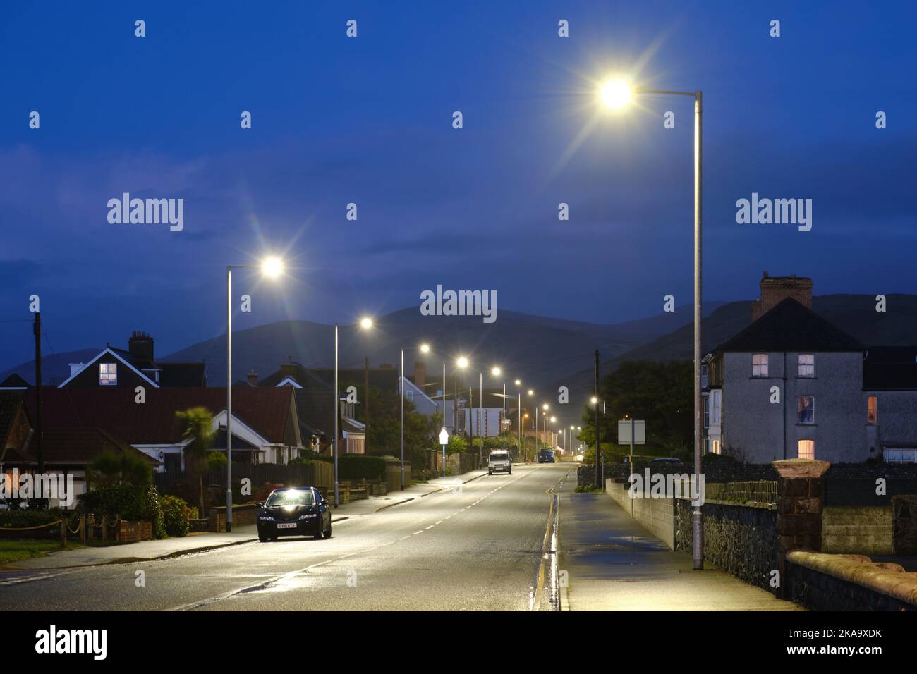 Urbane Wohnstraße bei Nacht Stockfoto