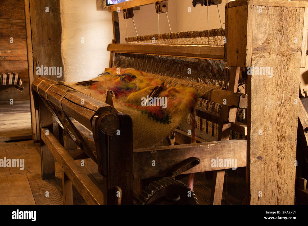 Alte Holzwebstuhl in einem ländlichen Haus in der Ukraine, Spindel Stockfoto