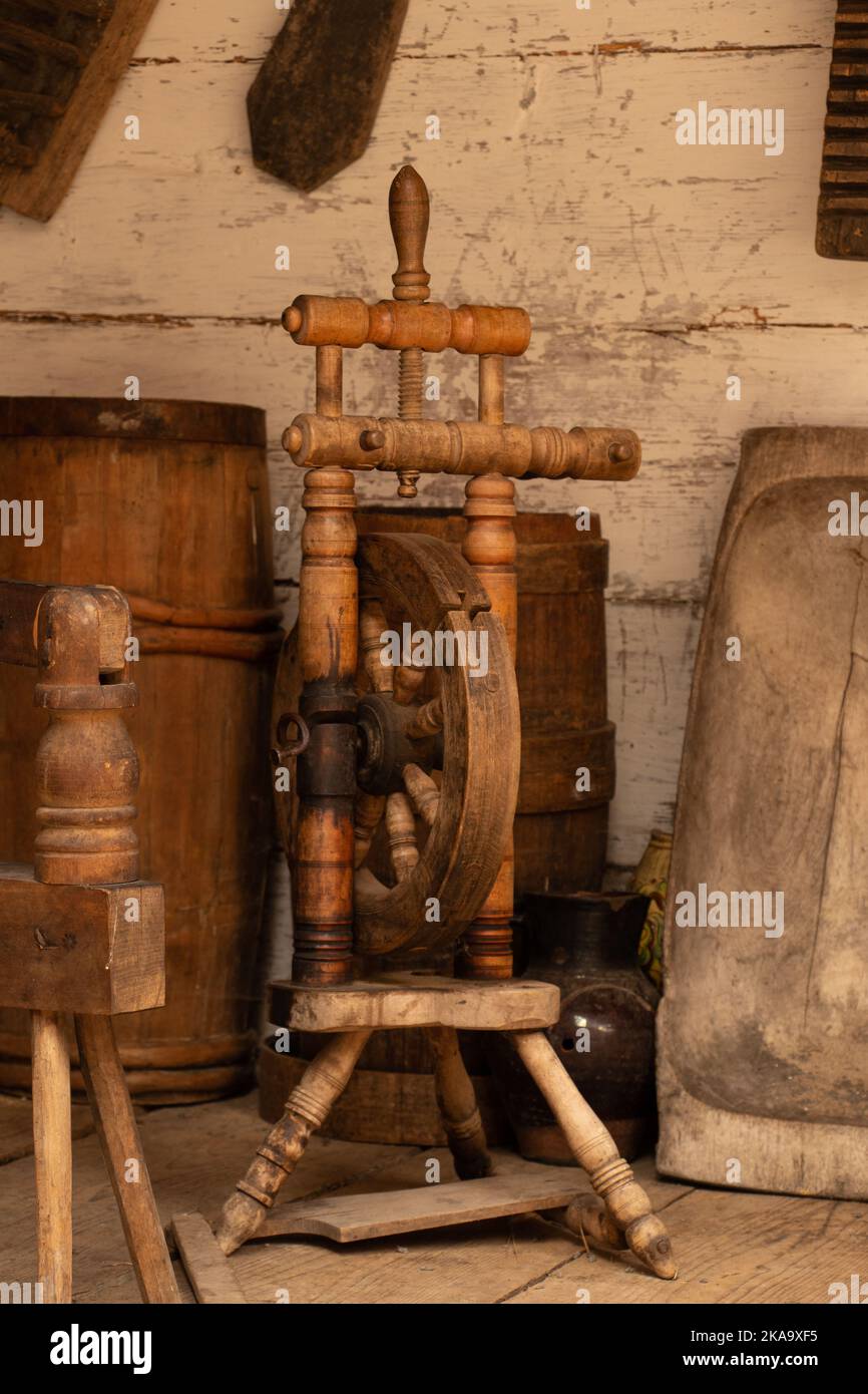 Alte Holzwebmaschine in einem ländlichen Haus in der Ukraine, alte Spindel Stockfoto