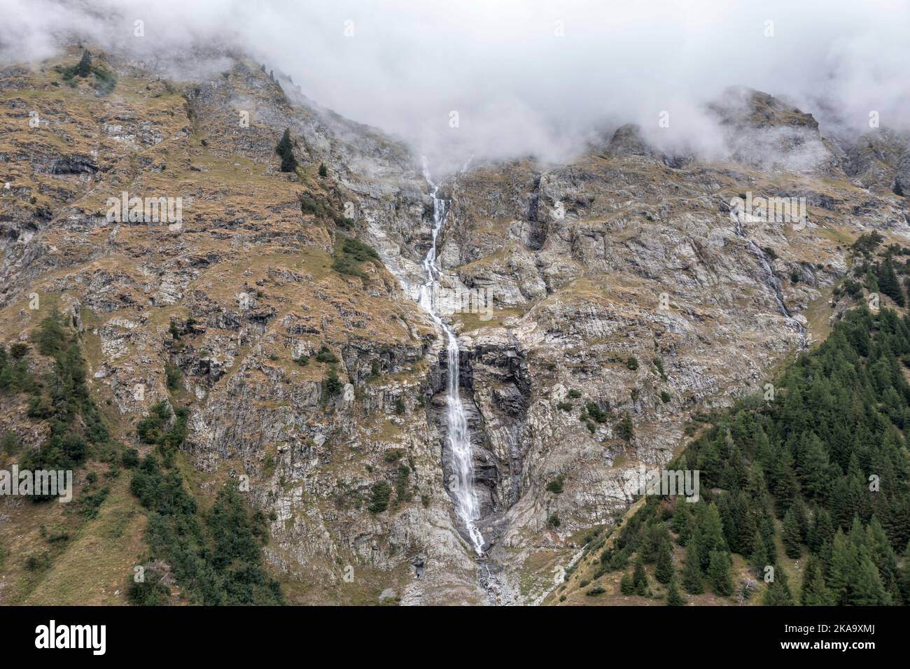Val Ferret, Wasserfall an steilen Bergen, in der Nähe von Camping des Glaciers, Pfad ist Teil der Tour du Mont Blanc TMB, Schweiz Stockfoto