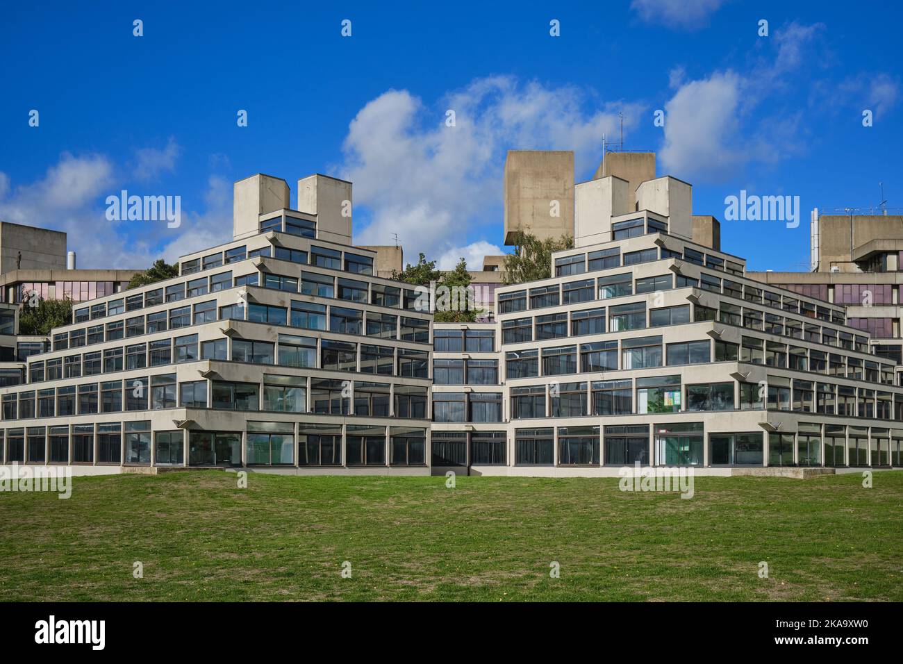 Studentenwohnungen, bekannt als die Ziggurats, an der University of East Anglia, Norwich, entworfen von Sir Denys Lasdun im Jahr 1960s Stockfoto