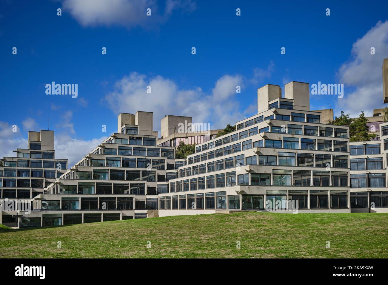Studentenwohnungen, bekannt als die Ziggurats, an der University of East Anglia, Norwich, entworfen von Sir Denys Lasdun im Jahr 1960s Stockfoto