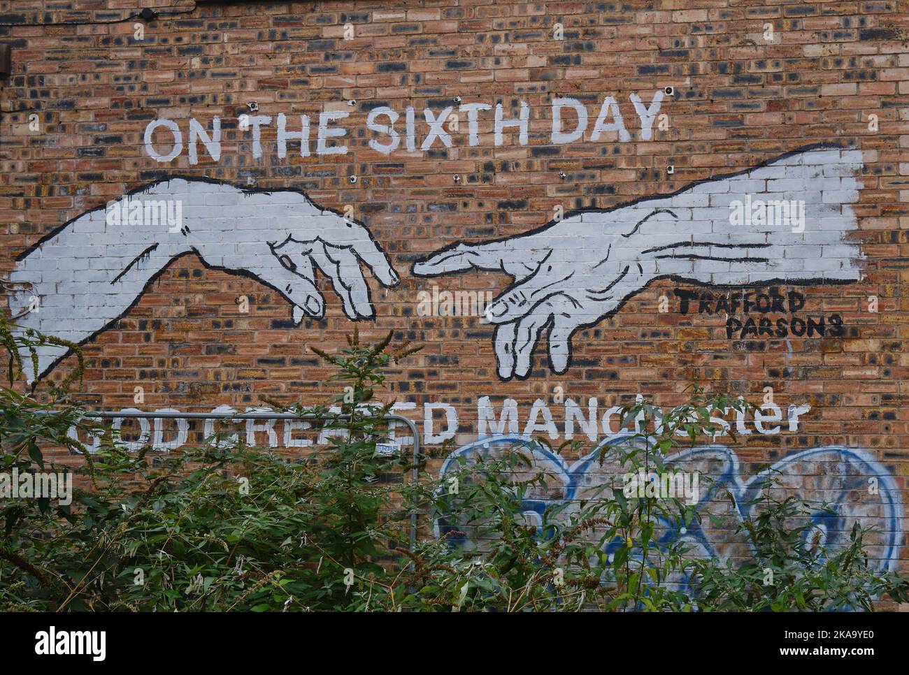 Wandgemälde auf einer Kneipenwand in Manchester mit der Aufschrift „am sechsten Tag, an dem Gott Manchester erschaffen hat“ Stockfoto