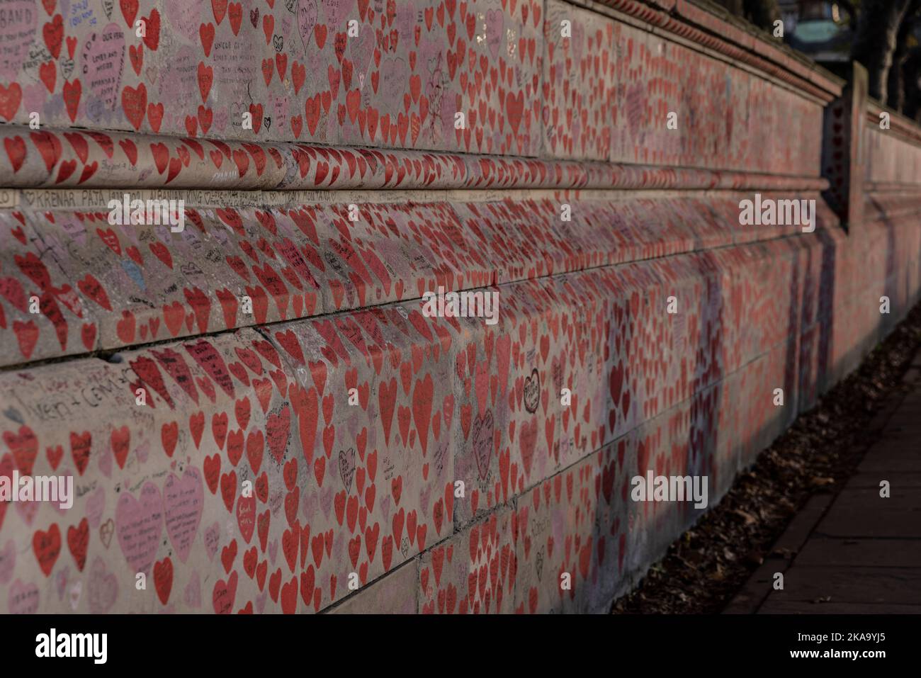 Die National Covid Memorial Wall in der Abenddämmerung, kilometerlange Mauer an der Southbank, geschmückt mit Liebesherzen, Namen, Daten und Botschaften, London, VEREINIGTES KÖNIGREICH Stockfoto