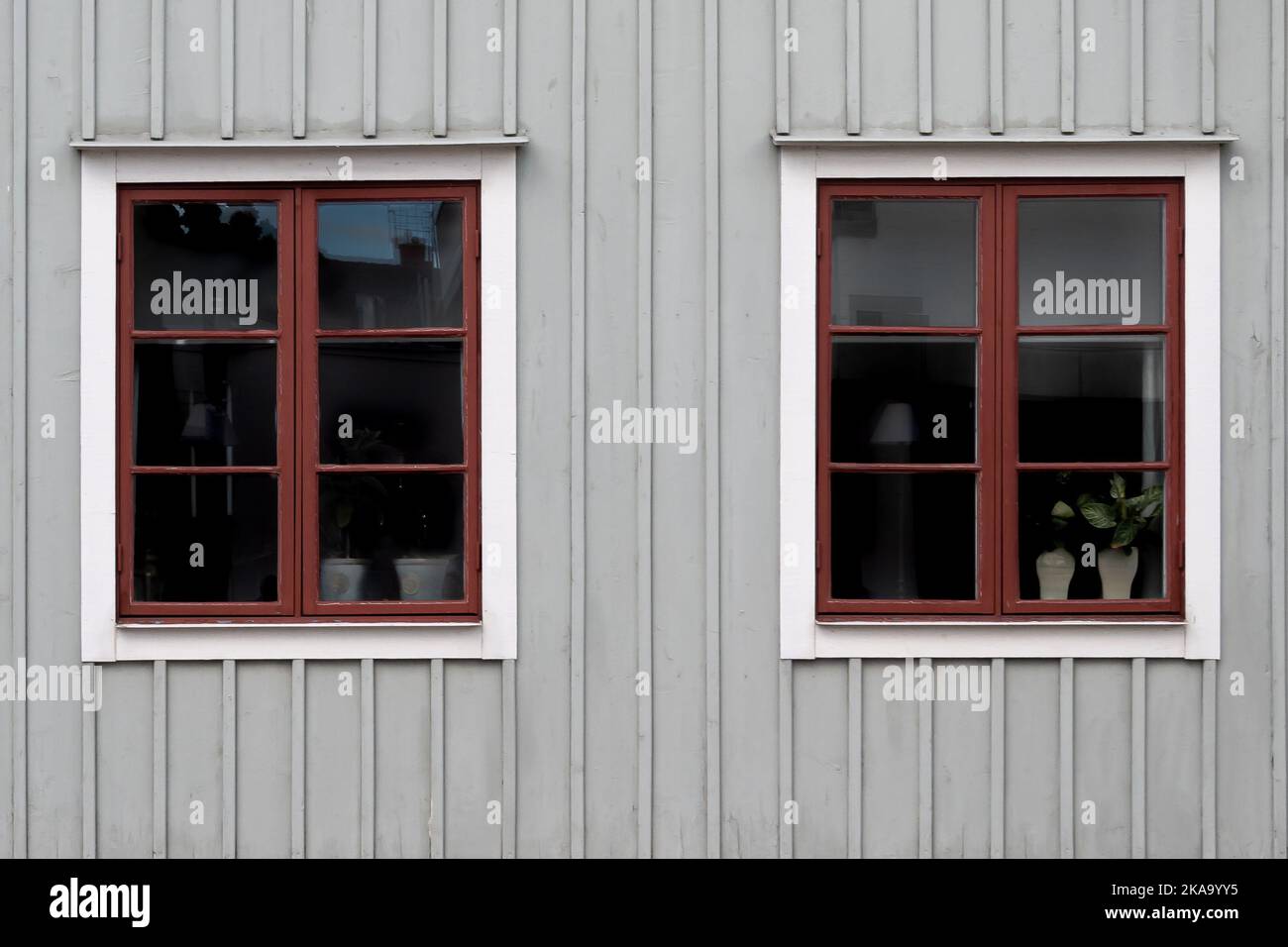 Nykoping, Schweden - 13. Juni 2022: Architektonische Details der Außenfassade aus Holzplatten und Fenster des traditionellen Straßenhauses in der zentralschwedischen Stadt N Stockfoto