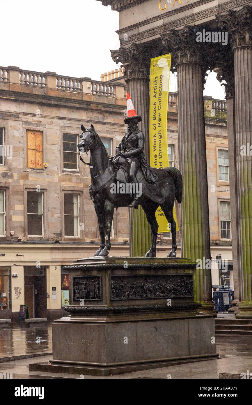 Reiterstatue des Herzogs von Wellington, berühmt für einen Kegelhut. Glasgow Museum of Modern Art Scotland, Glasgow, Vereinigtes Königreich. Stockfoto