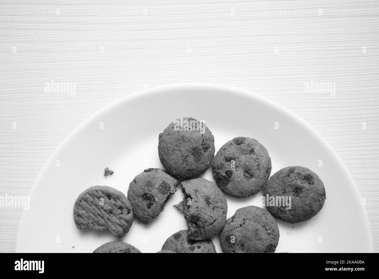 Eine Graustufe einer Platte mit Keksen Stockfoto