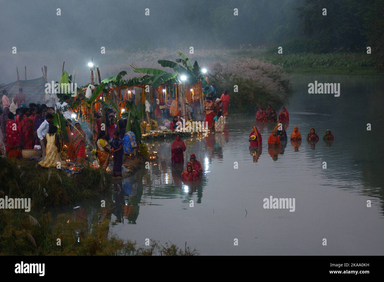 Santiniketan, Indien. 31. Oktober 2022. Chhath puja ist dem sonnengott Surya gewidmet. Das Festival heißt 'Chhath', weil es die Zahl 6 in Hindi oder Nepali bedeutet. Das Fest wird am 6.. Tag des Monats des Hindu-Monats Karthika gefeiert. Chhath Puja ist eines der größten Festivals Indiens. Dieses Fest wird in den meisten Teilen von Bihar, Uttar Pradesh und auch in einigen Teilen von Bengalen gefeiert. West Bengal, Indien am 31. Oktober 2022 (Foto: Samiran Nandy/Pacific Press/Sipa USA) Quelle: SIPA USA/Alamy Live News Stockfoto