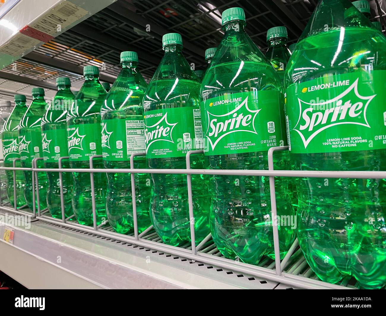 Augusta, GA USA - 04 21 22: Walmart Einzelhandel Getränke Seitenansicht Sprite 2 Liter Stockfoto