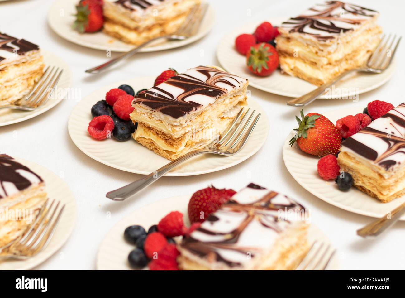 Beschichtetes Napoleon-Dessertgebäck in Reihen Stockfoto
