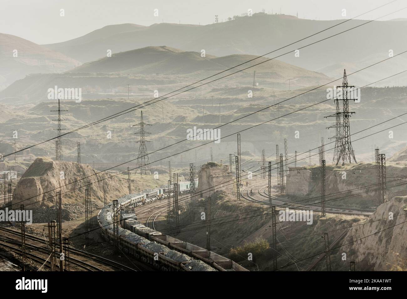 Almalyk, Usbekistan. 01.. November 2022. Ein Zug mit Schutt fährt in der Bergbauanlage Almalyk (AGMK) in Almalyk, 11/01/2022. Das Bergbauwerk Almalyk ist eines der größten Industrieunternehmen in Usbekistan. Es produziert 90 Prozent des Silber- und 20 Prozent des Goldes des Landes und ist einer der größten Kupferproduzenten Zentralasiens. Kredit: dpa/Alamy Live Nachrichten Stockfoto