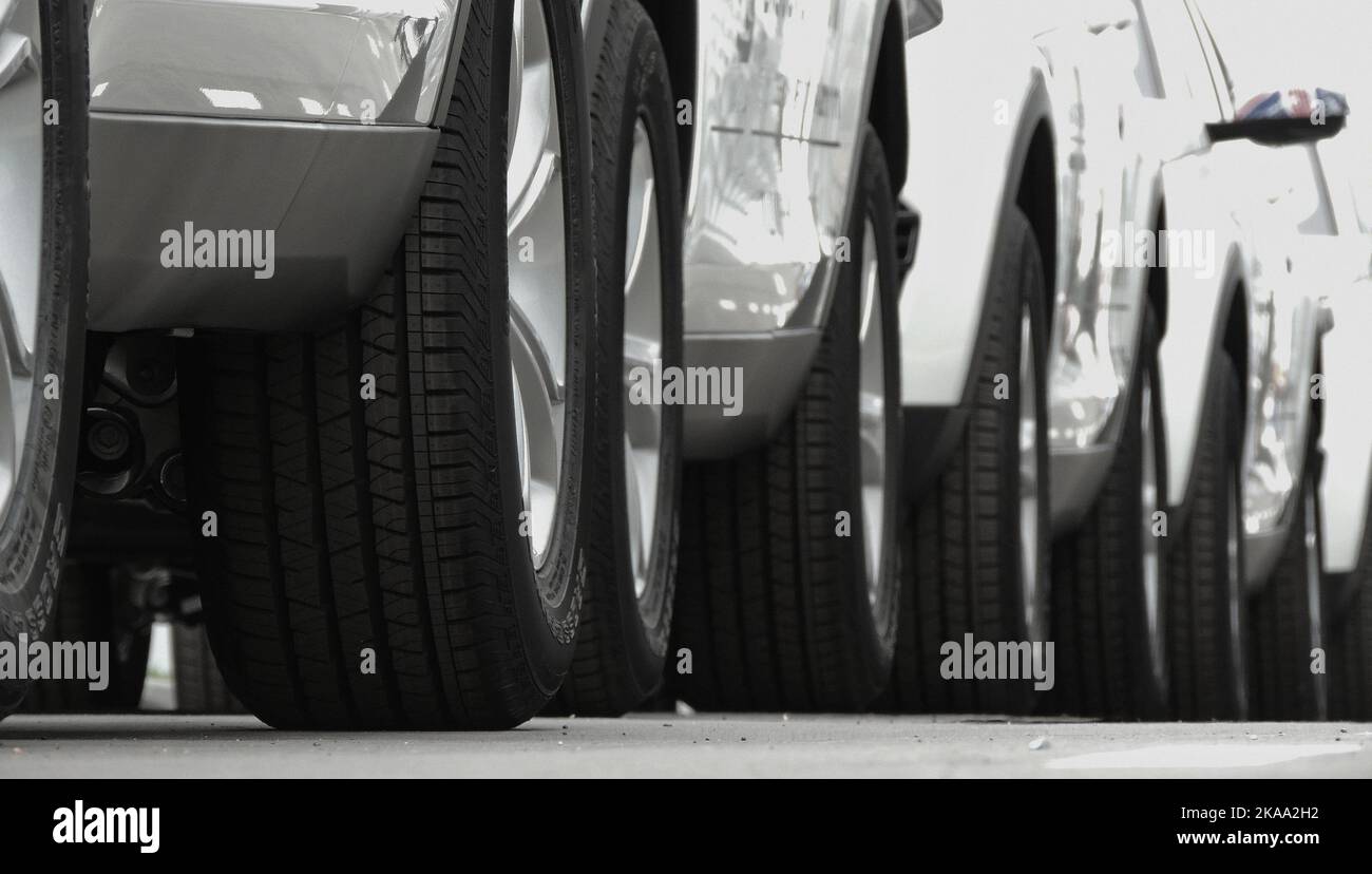 Räder des Konvois der gleichen Autos auf dem Asphalt Stockfoto