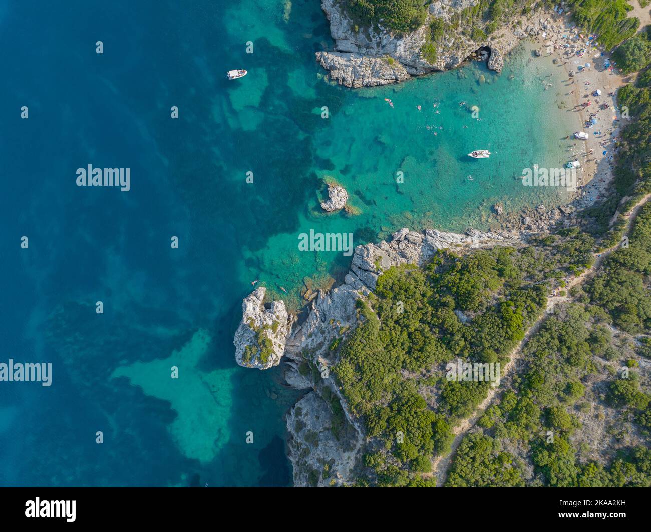 Luftaufnahme der Küstenklippe, die zum Strand von Porto Timoni, Insel Korfu, Griechenland führt. Dünner Streifen, der zwei Strände bildet, die von kristallklarem Wasser gebadet sind Stockfoto