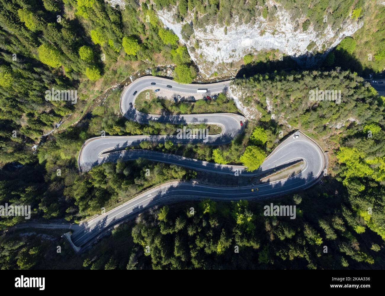 Ein Blick von oben mit einer kurvenreichen Straße in einer bergigen Gegend, Weg, Rout Stockfoto