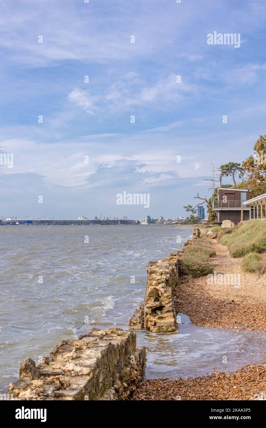 Die Auswirkungen des Klimawandels und der Küstenerosion entlang der Ufer des Southampton-Wassers Stockfoto