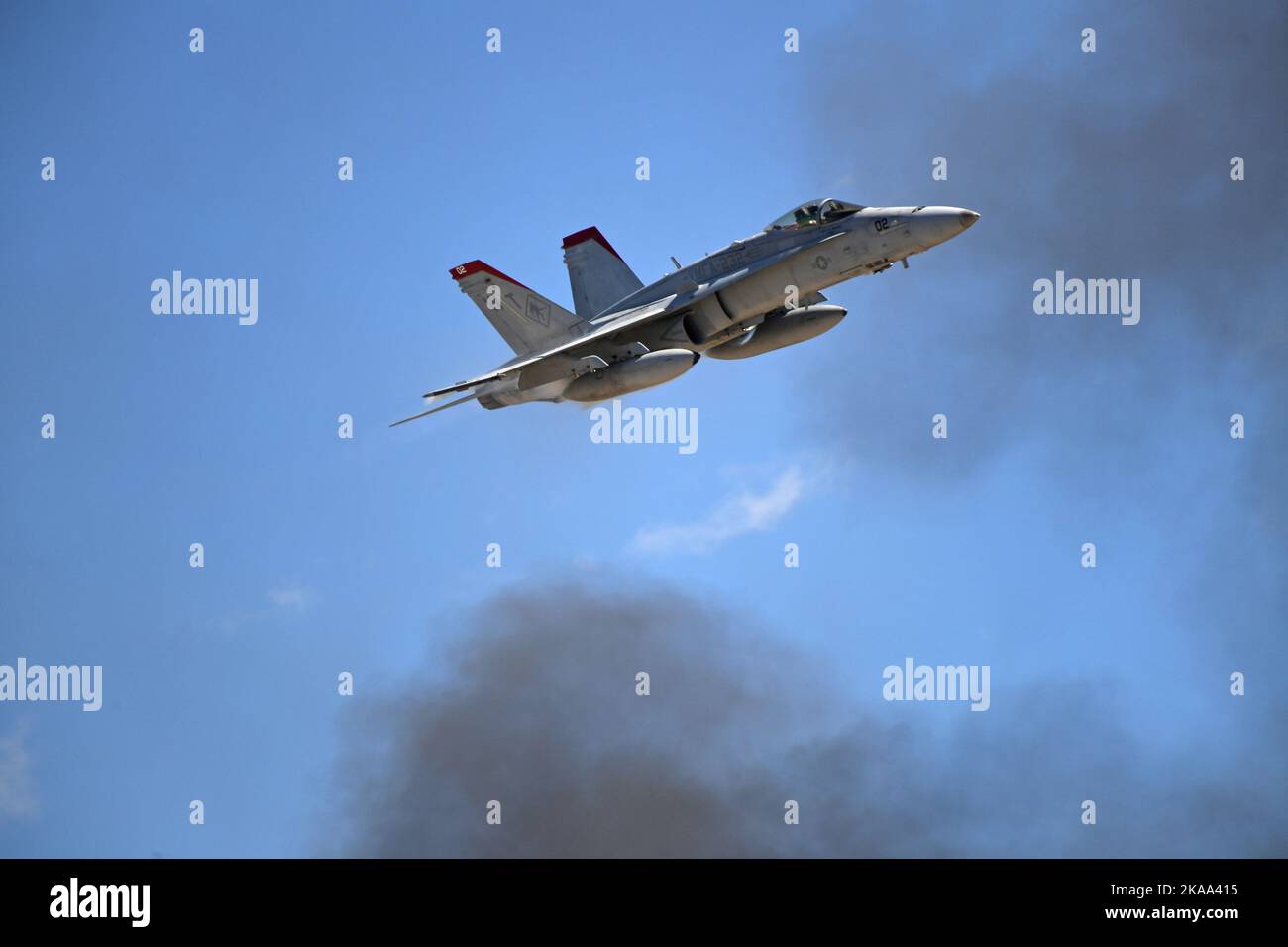 USMC F/A-18C von VMFA-232 macht einen Pass während einer MAKTF-Demonstration an Bord von MCAS Miramar in San Diego, Kalifornien Stockfoto