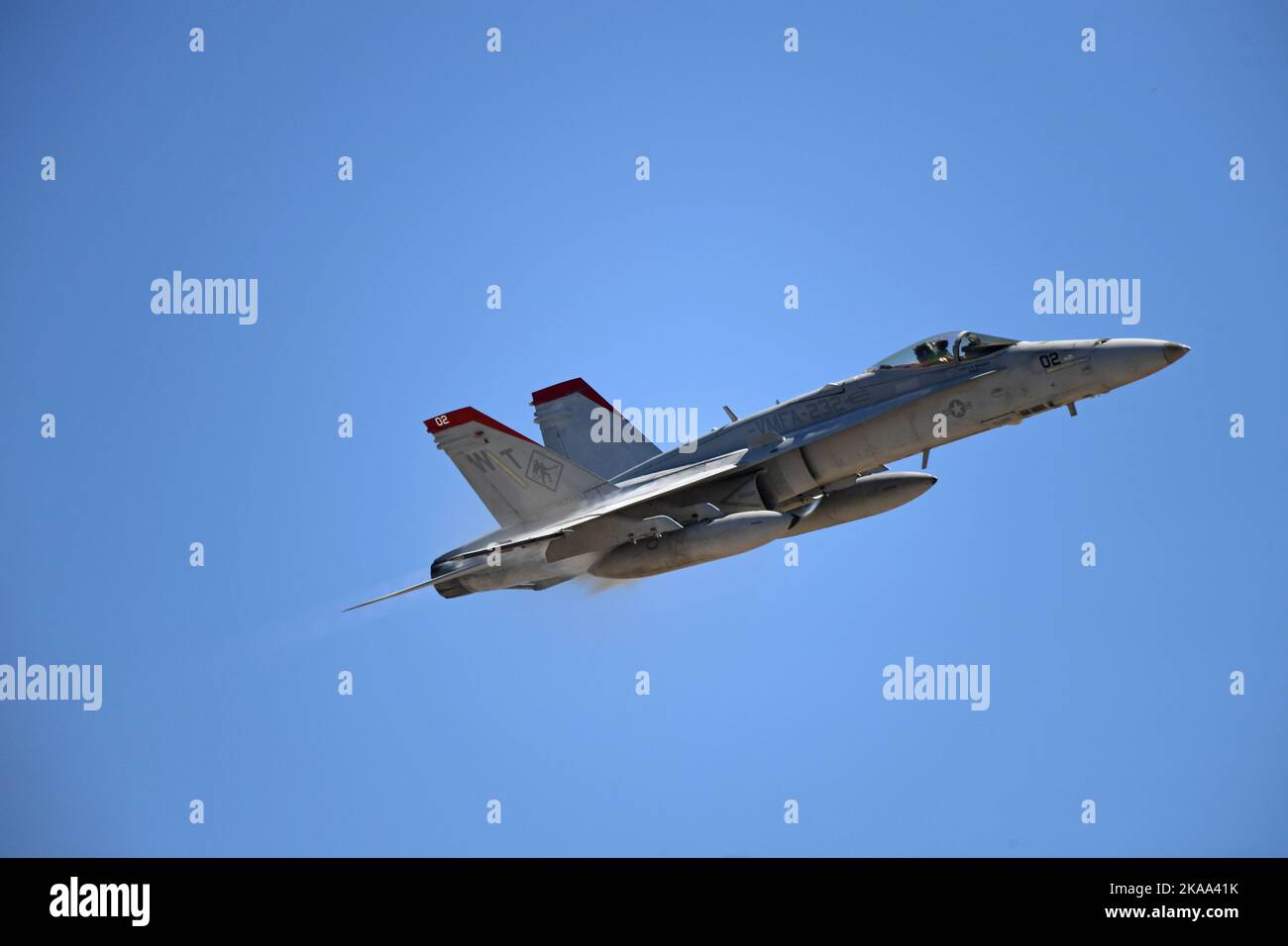 USMC F/A-18C von VMFA-232 macht einen Pass während einer MAKTF-Demonstration an Bord von MCAS Miramar in San Diego, Kalifornien Stockfoto