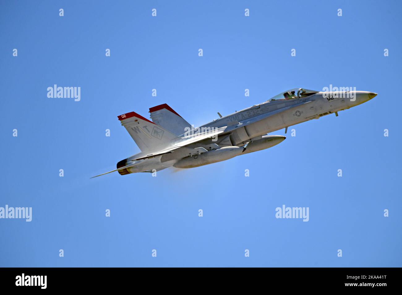 USMC F/A-18C von VMFA-232 macht einen Pass während einer MAKTF-Demonstration an Bord von MCAS Miramar in San Diego, Kalifornien Stockfoto