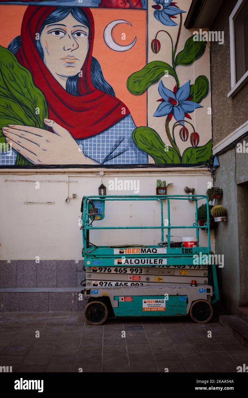 Die spanische Künstlerin Isa Nieto malte auf dem Asalto International Urban Art Festival im Barrio Isabel von Zaragoza, Spanien Stockfoto