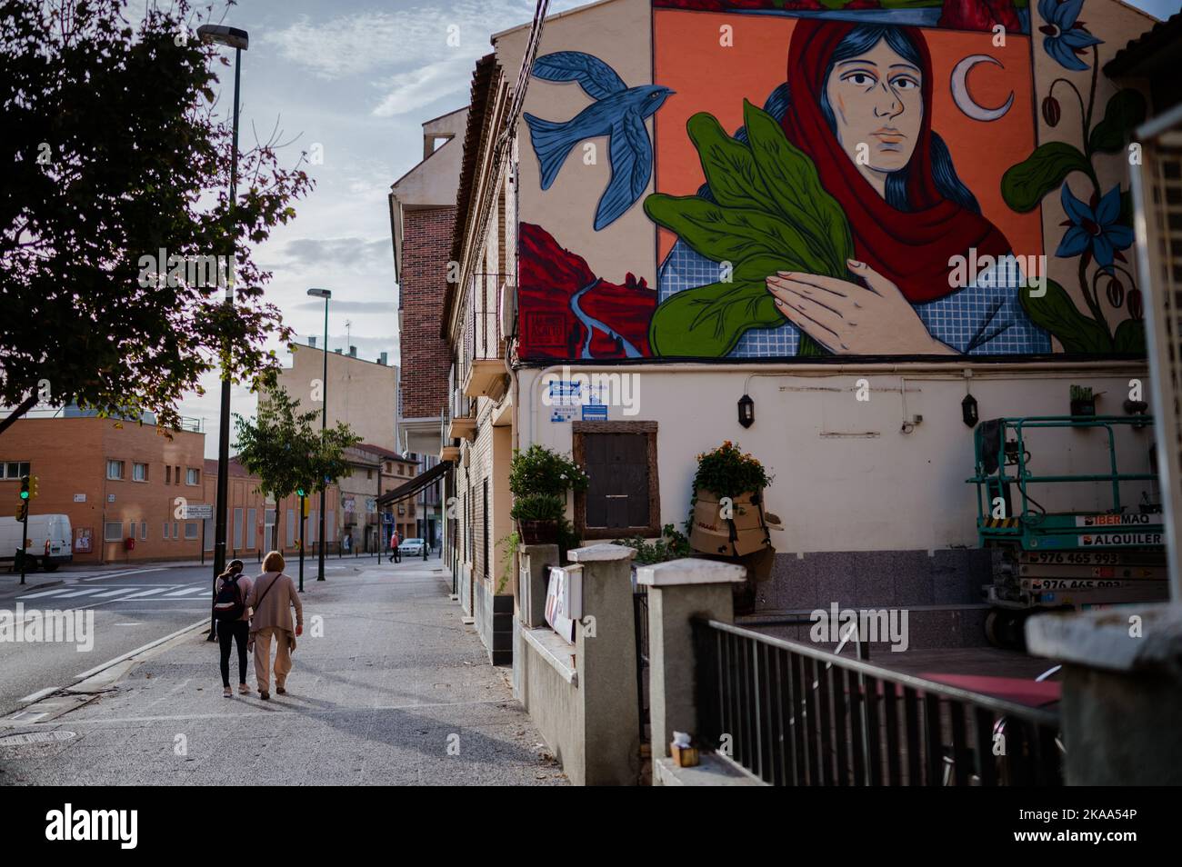 Die spanische Künstlerin Isa Nieto malte auf dem Asalto International Urban Art Festival im Barrio Isabel von Zaragoza, Spanien Stockfoto