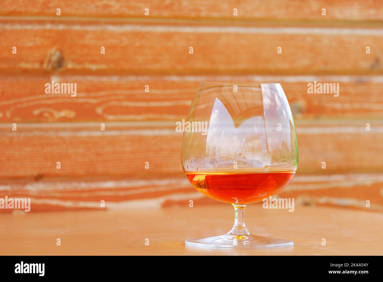 Whiskey und Cognac aus Snifter Cognac Glas mit Holzhintergrund Stockfoto