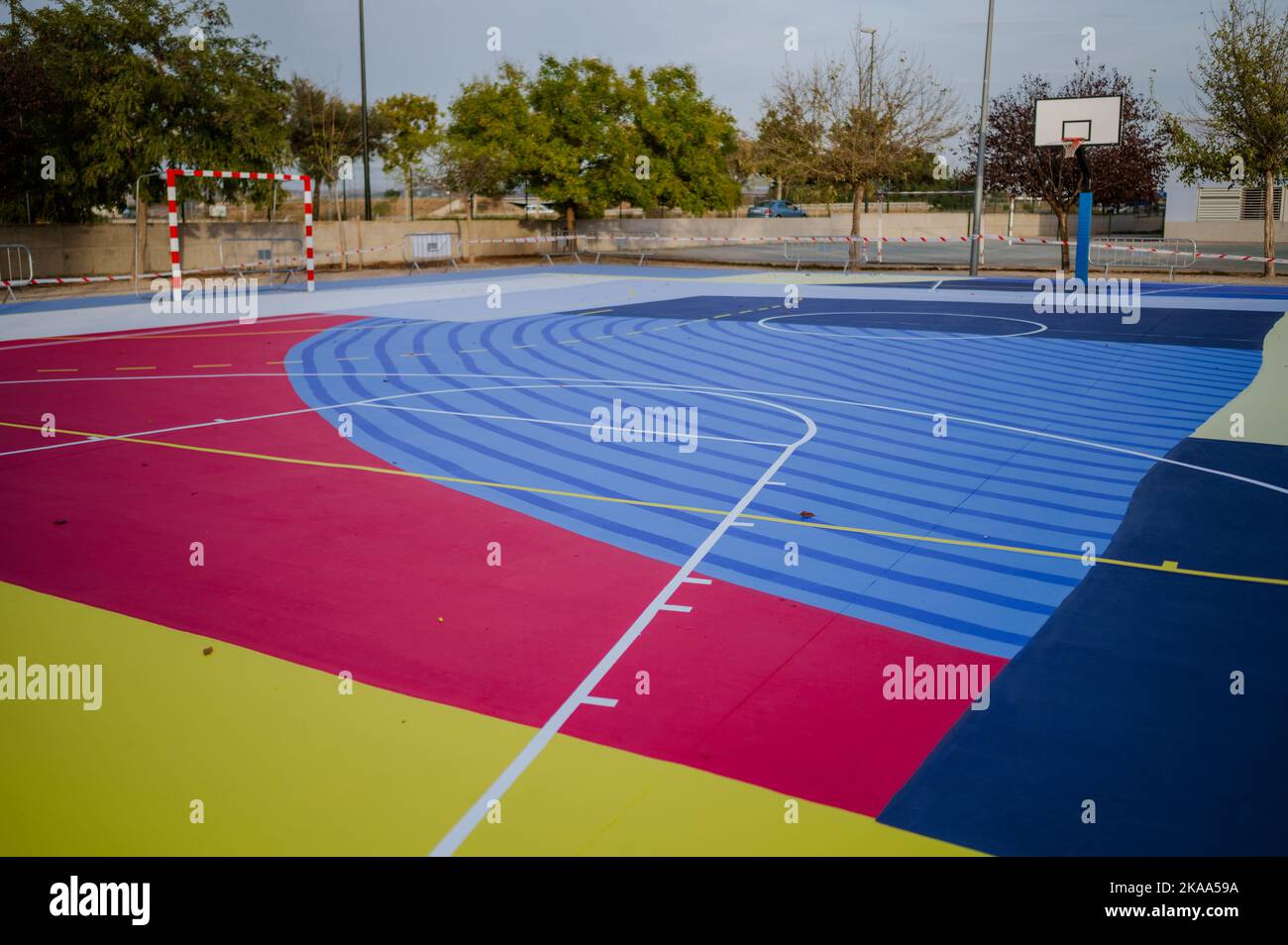 Diego Vicente Kunstwerk auf einem Schulsportplatz während des Asalto International Urban Art Festival im Barrio Isabel von Zaragoza, Spanien Stockfoto