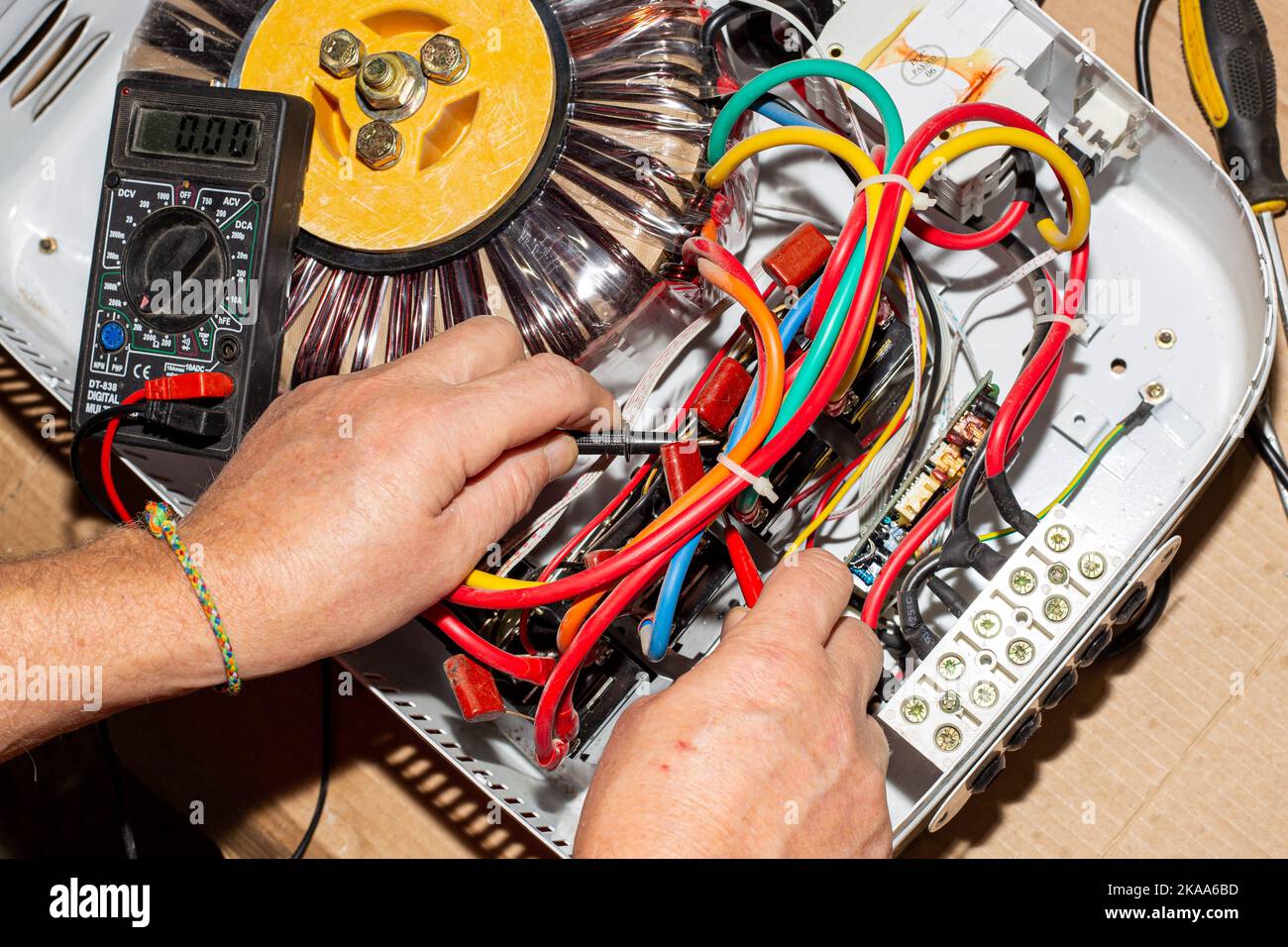 Reparatur des Spannungsstabilisators. Messung des Widerstands des elektrischen Stromkreises des Centurion Stabilisators: Russland, Anapa-20.10.2022 Stockfoto