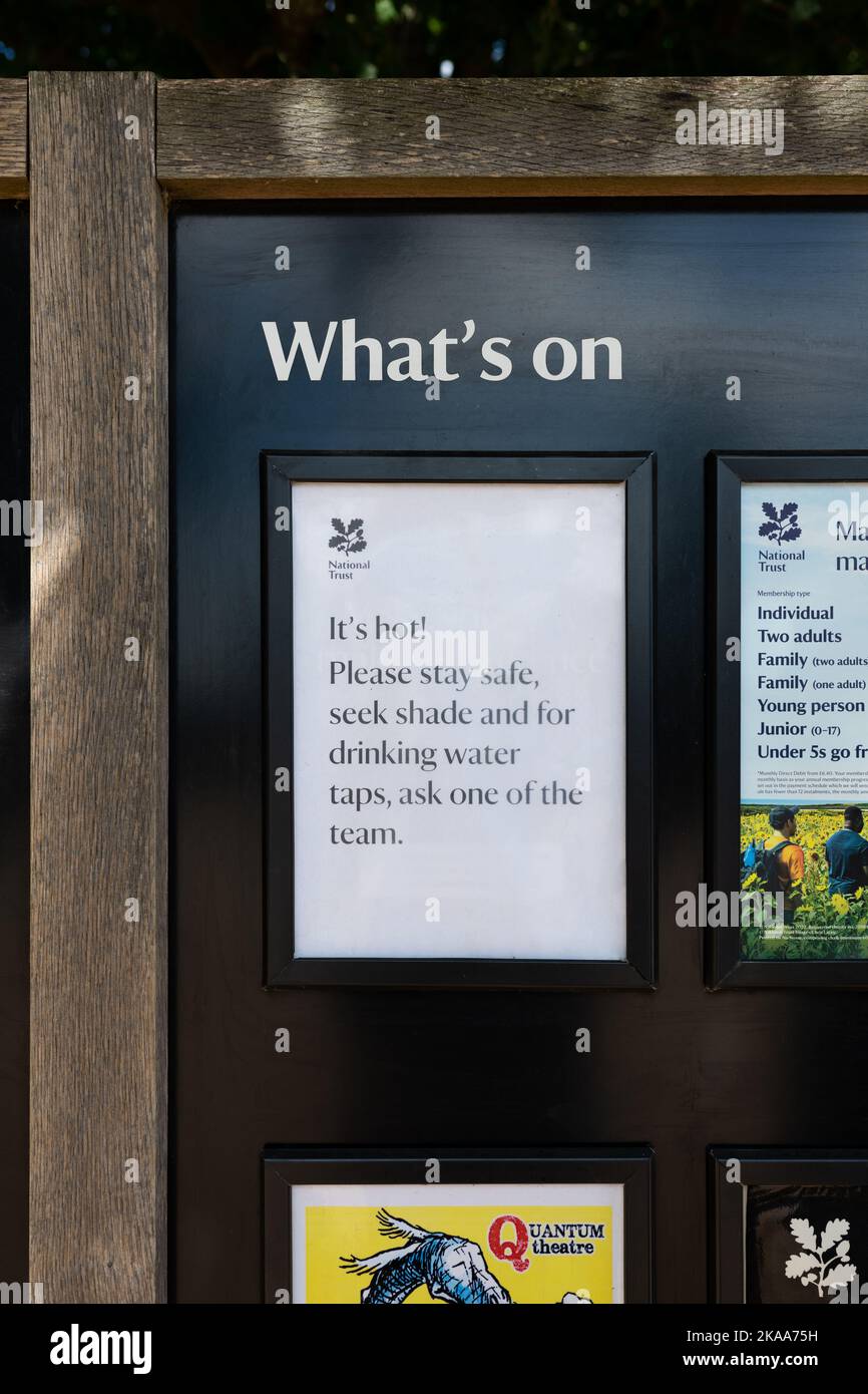 Juli 2022 hitzewelle in großbritannien - „Es ist heiß! Bitte bleiben Sie sicher Suchen Sie Schatten und für Trinkwasser Wasserhähne, fragen Sie eine der Team-Nachricht in der National Trust Anlage . . . Stockfoto