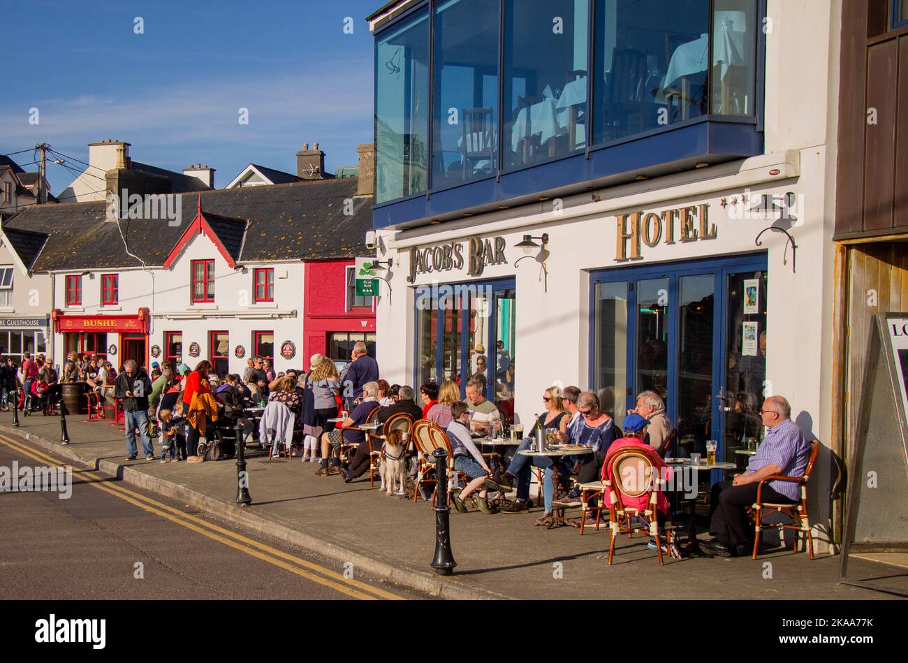Menschen, die in den Sommerferien gerne draußen essen und trinken. Baltimore, West Cork, Irland Stockfoto