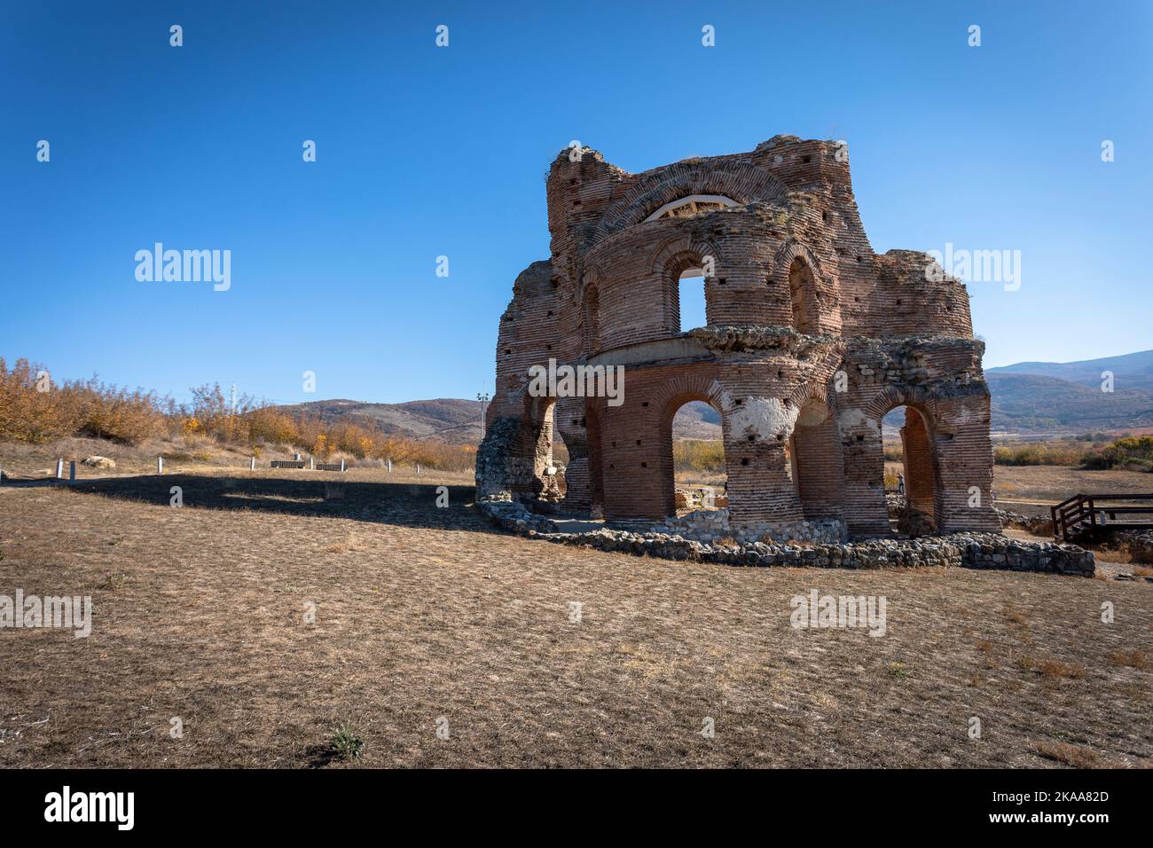 Die Rote Kirche ist ein historisches Objekt in der Nähe der Stadt Perushtiza in Bulgarien. Es handelt sich um eine frühchristliche Basilika aus dem 5.. - 6.. Jahrhundert. Stockfoto