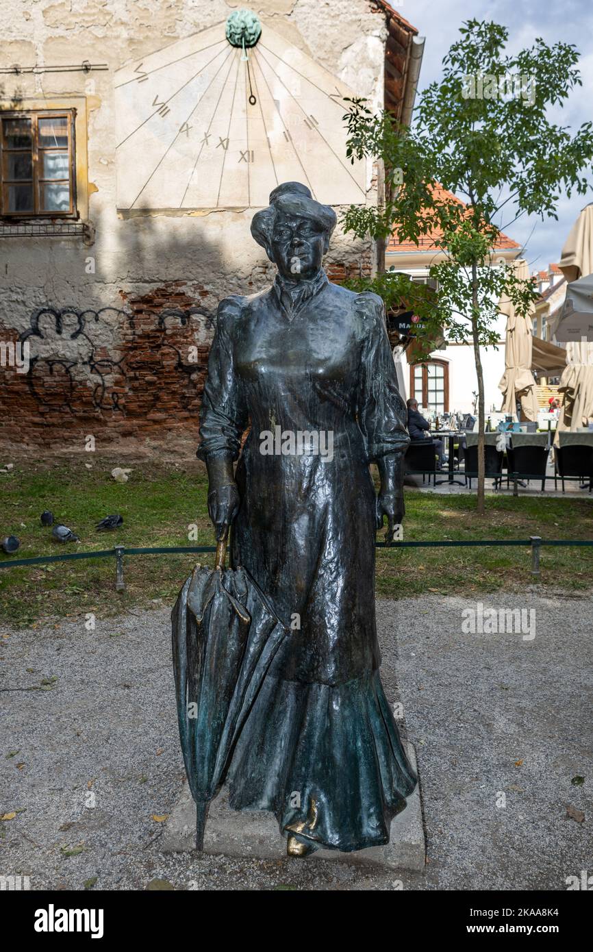 Sonnenuhr und Bronzestatue von Marija Juric Zagorka, Kroatiens erster Feministin und Journalistin, Tkalciceva ulicaZagreb, Kroatien Stockfoto