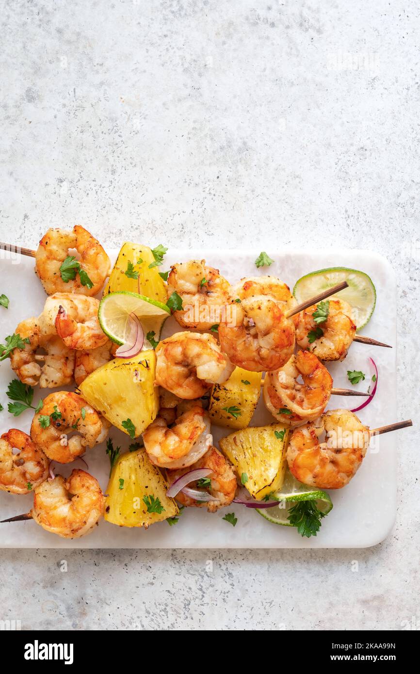 Spieße mit gegrillten Garnelen mit Ananas Stockfoto