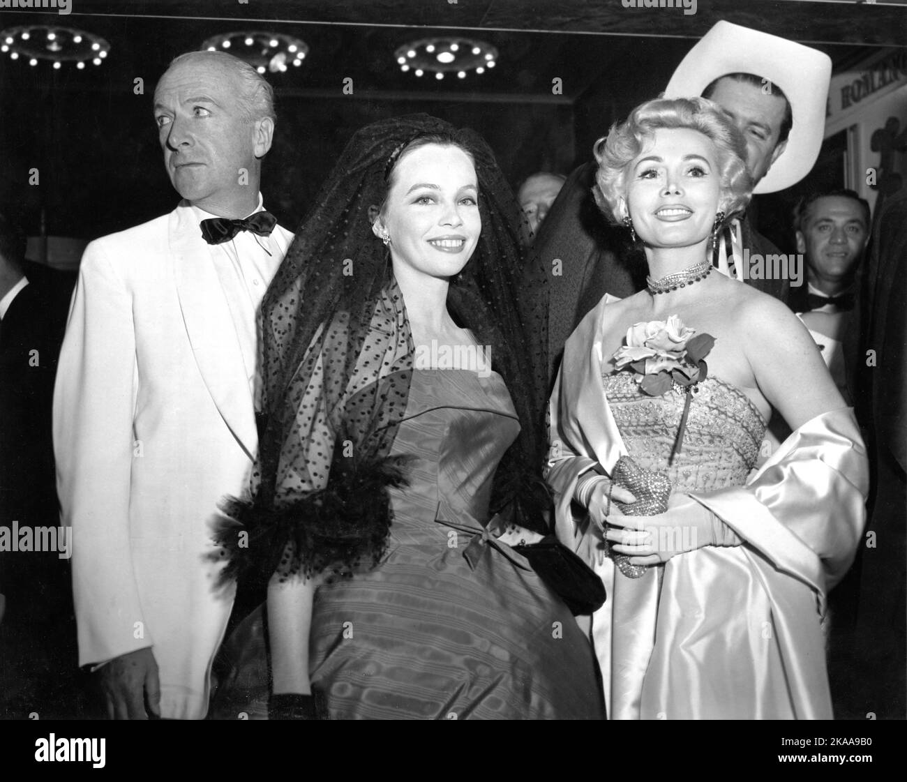 CECIL BEATON LESLIE CARON und ZSA ZSA GABOR bei der Gala-Premiere von Elizabeth Taylor und Montgomery Clift in RAINTREE COUNTY im Stanley Warner Beverly Hills Theater am Dienstag, den 8. 1957. Oktober, für Metro Goldwyn Mayer Stockfoto