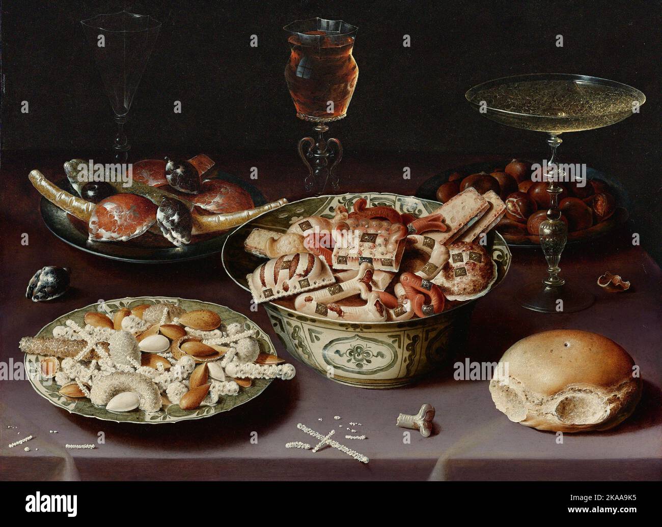 Stillleben von Porzellangefäßen und Zinntellern mit Süßigkeiten und Kastanien, Gemälde von Urosja Beert Stockfoto
