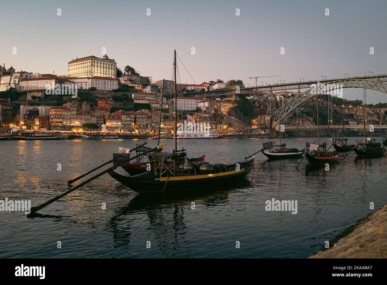 Segelboote am Ufer des Douro-Flusses in Porto, Portugal, in der Abenddämmerung im Sommer Stockfoto