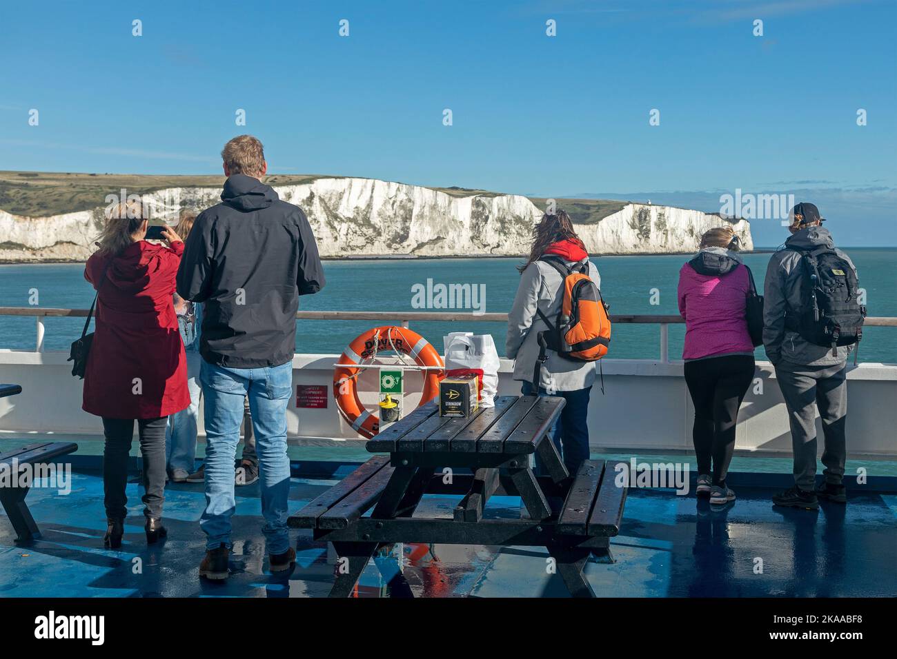 Menschen auf der Fähre, weiße Klippen, Dover, England, Großbritannien Stockfoto