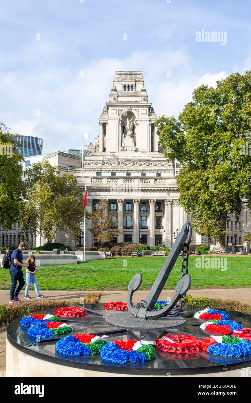 Four Seasons Hotel & Royal Navy Memorial, Trinity Square Gardens, Tower Hill, London Borough of Tower Hamlets, Greater London, England, Großbritannien Stockfoto