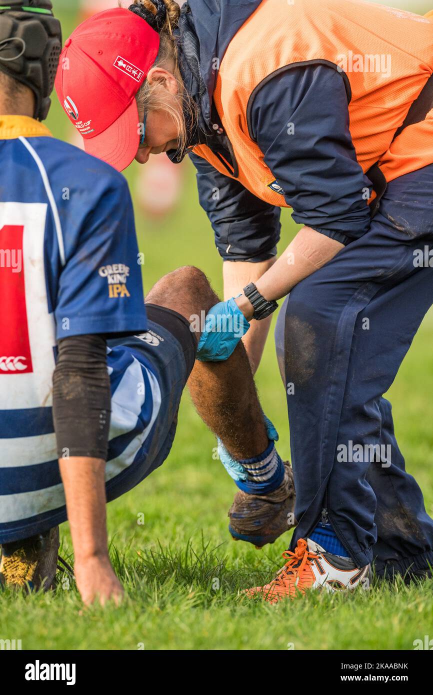 Englischer Amateur-Rugby-Union-Spieler erhält erste-Hilfe-Behandlung, während er in einem Ligaspiel spielt. Stockfoto