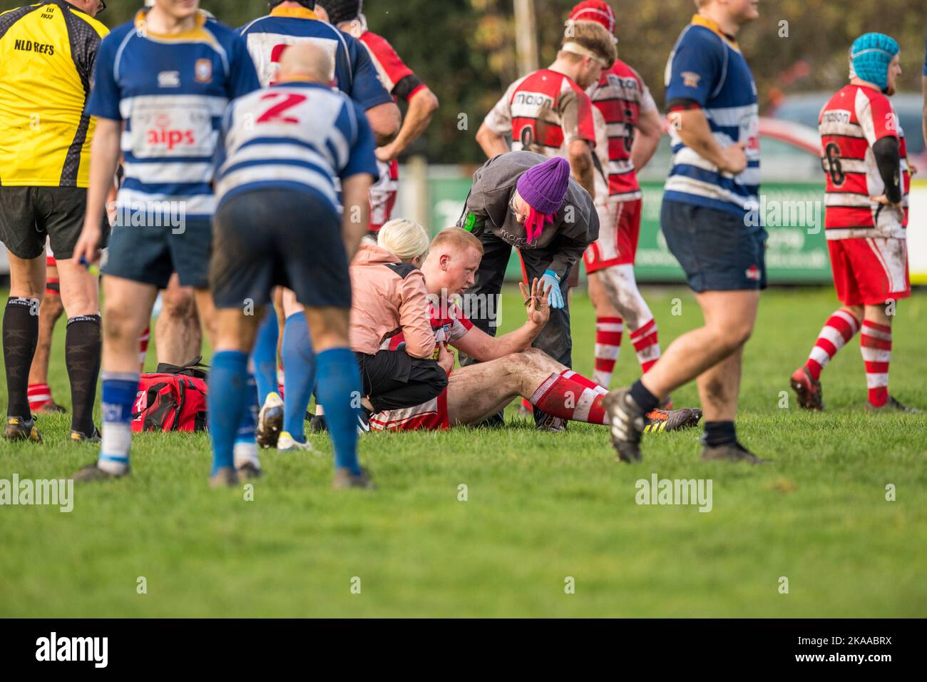 Englischer Amateur-Rugby-Union-Spieler erhält erste-Hilfe-Behandlung, während er in einem Ligaspiel spielt. Stockfoto