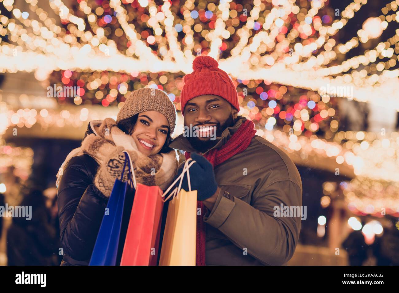 Portrait von attraktiven liebevoll fröhlichen Paar Kauf Dinge Zentrum Mall Store festal Vorabend Zeit Stadt im Freien Stockfoto