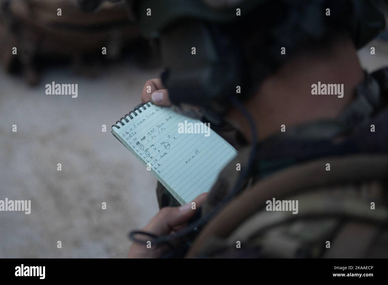 Ein niederländisches Marine-Korps mit dem Niederländischen Marine-Korps sammelt Informationen für eine neunzeilige Evakuierungsanforderung, nachdem ein simulierter Unfall während eines letzten Trainingsrazzia im Rahmen der Übung Tres Kolos in Savaneta, Aruba, am 26. Oktober 2022, erhalten wurde. Diese Übung fördert Partnerschaften, teilt Wissen und verbessert die Interoperabilität zwischen den Kräften, um unsere gemeinsame Verteidigung zu stärken, Stabilität zu fördern und Bedrohungen zu besiegen. (USA Marine Corps Foto von Lance CPL. Deja Thomas) Stockfoto