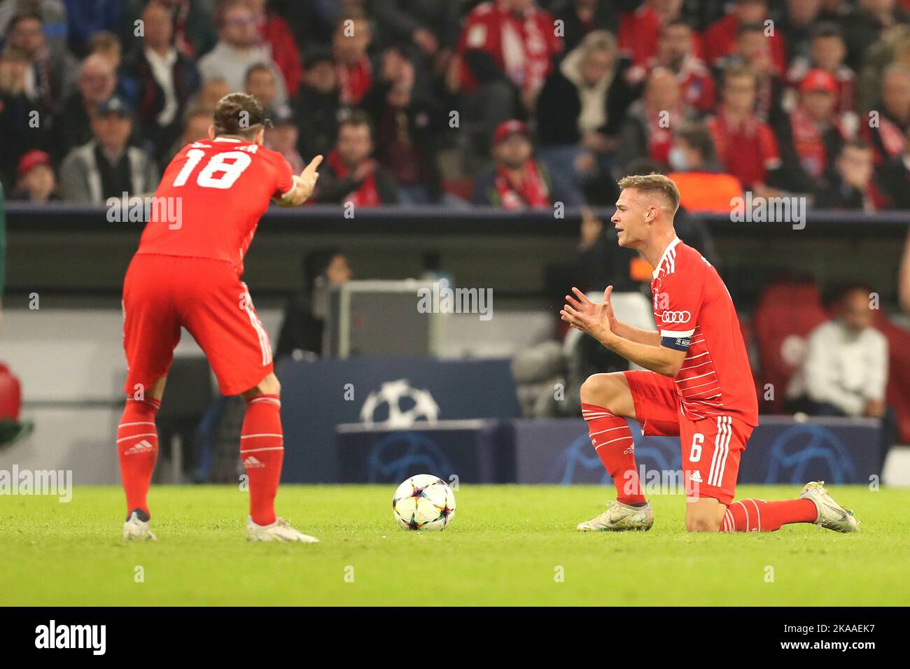 München, Deutschland. 01. Nov, 2022. firo : 01.11.2022, Fußball, Champions League, Saison 2022/2023, 6. Gruppenspiel FC Bayern München - Inter Mailand Marcel Sabitzer, Joshua Kimmich, FC Bayern München, Bayern München, FCB, Vollständige Figur, Geste, Witz, Humor, Kredit: dpa/Alamy Live Nachrichten Stockfoto